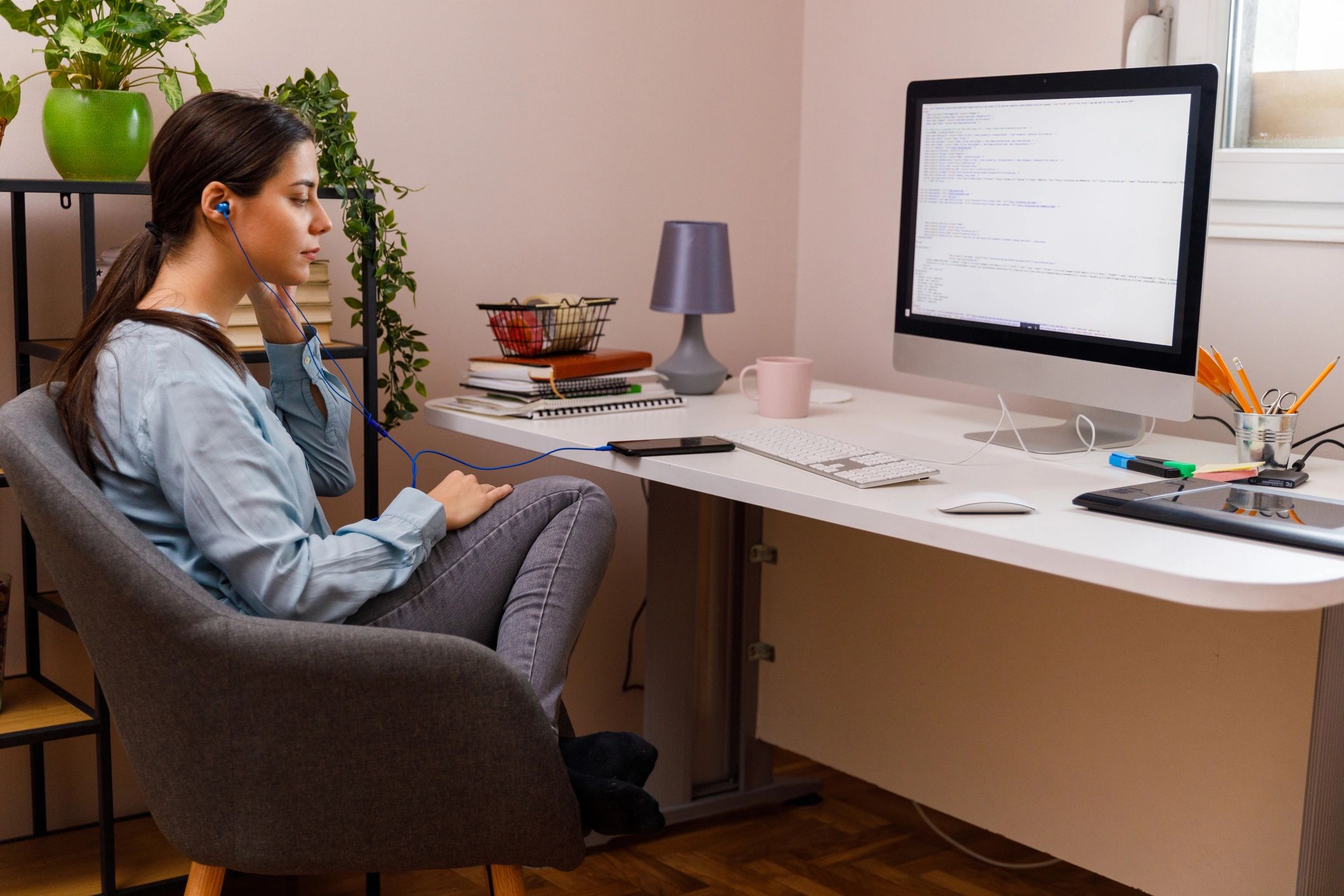 Learner using a computer for online Microsoft training